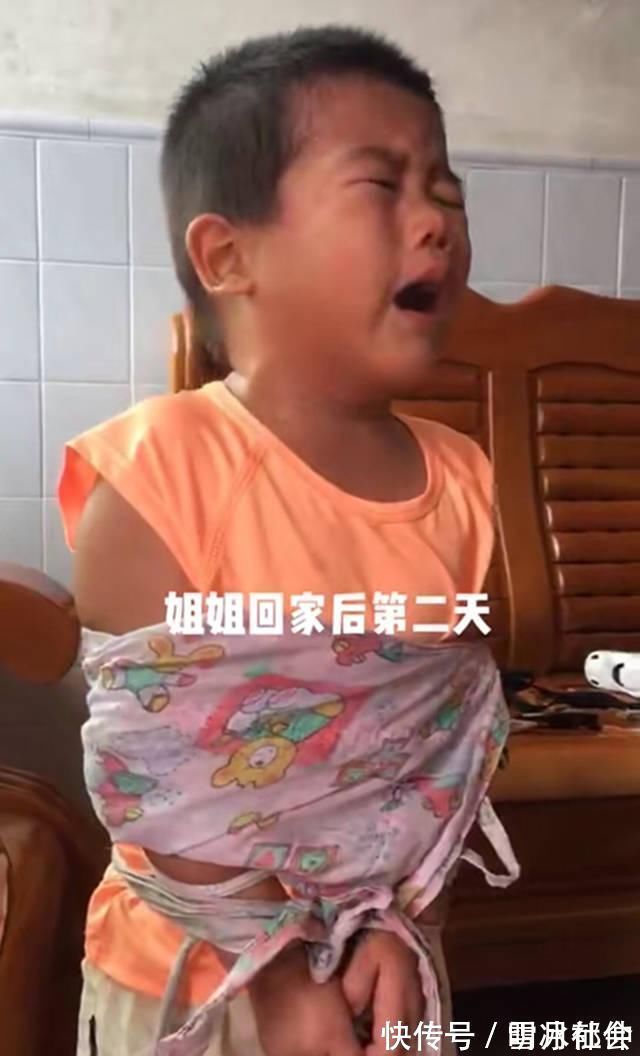 孩子|“相爱相杀”两姐弟火了，弟弟被姐姐用衣服捆住，弟弟我太难了