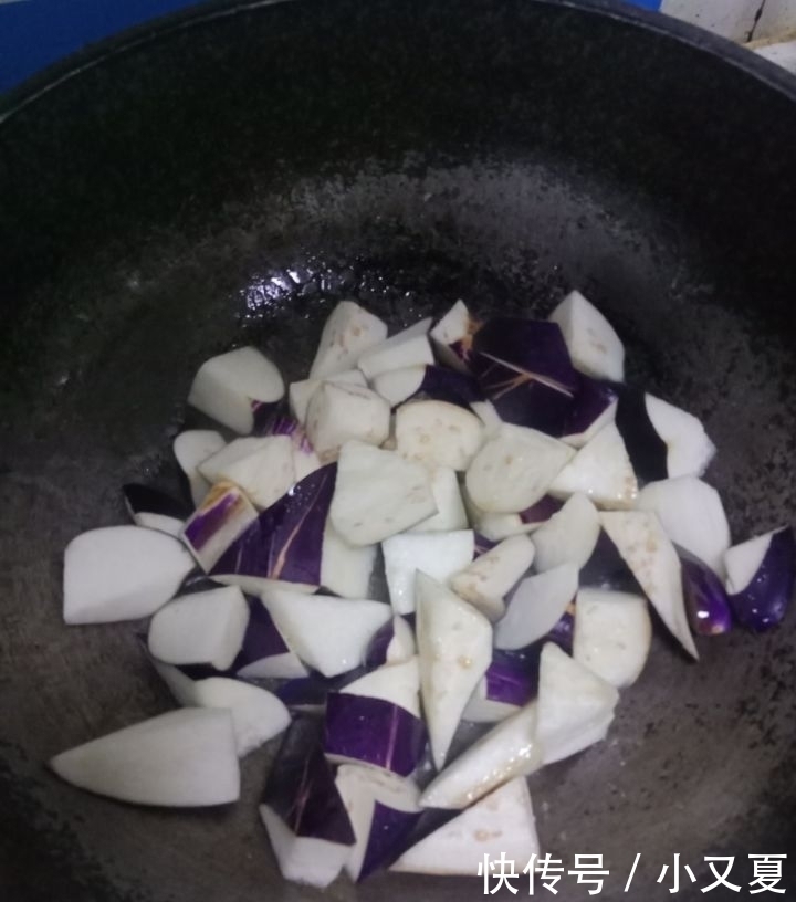 它和土豆一起吃,隔三差五吃,隔天排出宿便,口臭便秘慢慢没了