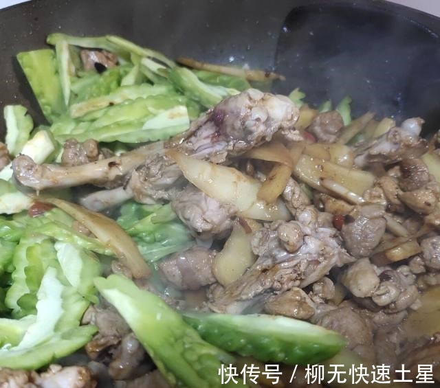 美食天下|鸭肉烧苦瓜,家常小炒,美味可口!