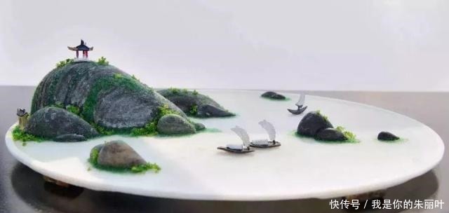 养花|大爷用石头、盘子来养花,布局造景,这就是山水盆景的魅力!