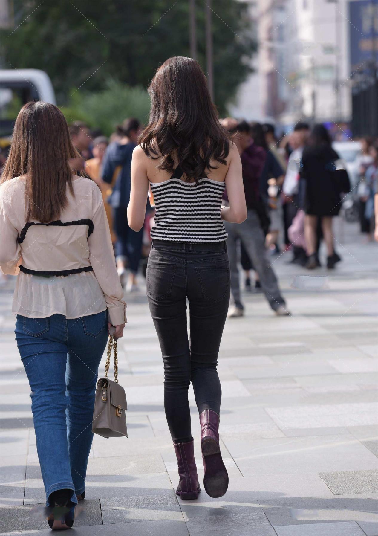 时尚|条纹针织衫,搭配高腰牛仔裤时尚大气,更显独特气质