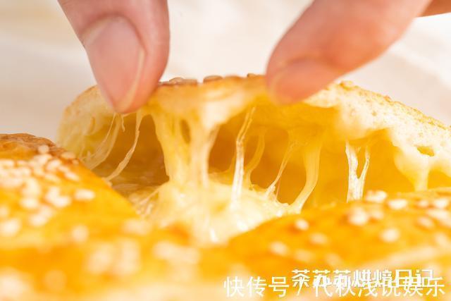 温开水|1个香蕉,1碗芝士,绵软拉丝的香蕉芝士饼就出炉啦