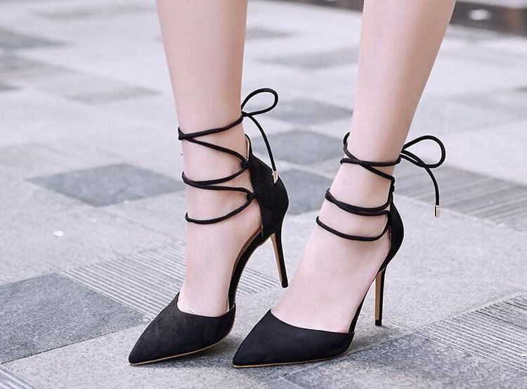 美感|优雅的尖端绑带高跟凉鞋,巧妙露出脚的肤色,显示出高雅的美感