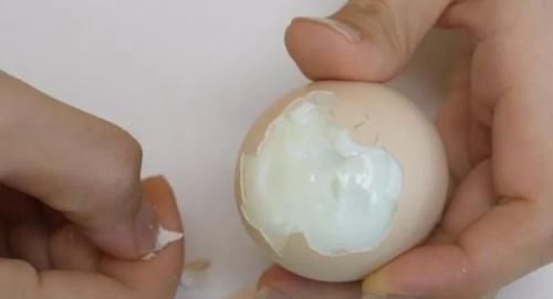煮鸡蛋的时候,不要直接下锅煮,学会这样做,鸡蛋壳自动脱落