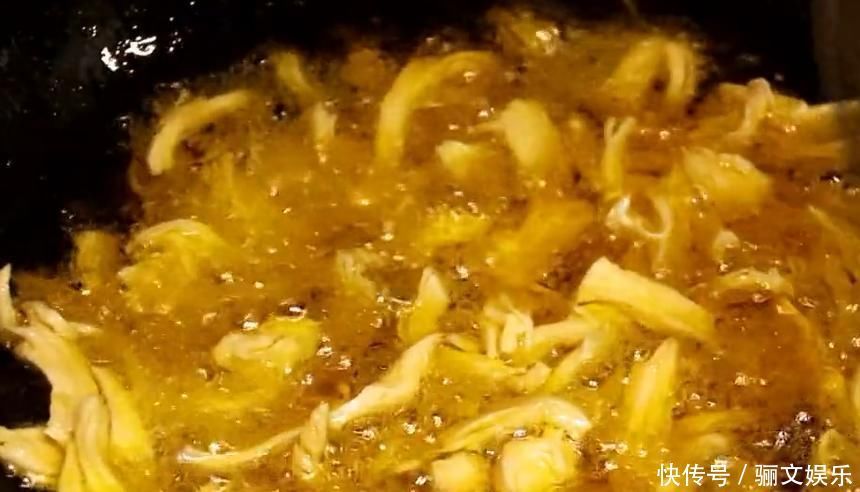 经典家常菜“干煸鸡胸”,做法简单,香辣美味,开胃又下饭