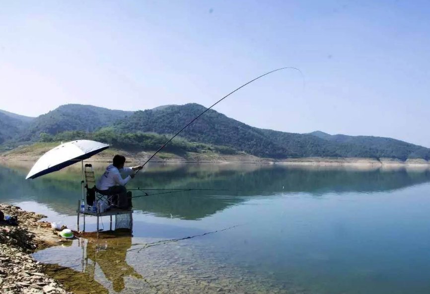 野钓怎样应对走水现象，掌握这些实用方法，走水照样能钓好