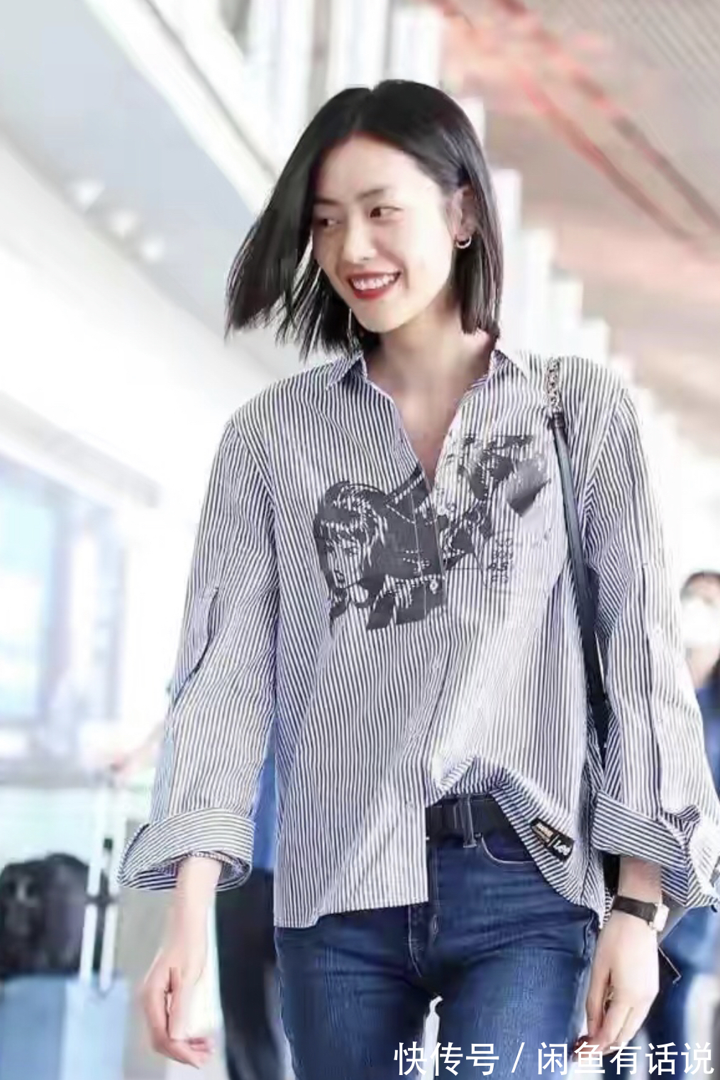 穿搭|刘雯瘦成“皮包骨”,吊带裙里面穿T恤还撑不满,看不到超模气场