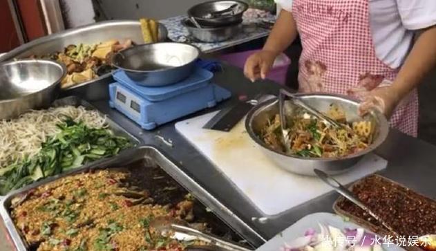 90后小姑娘卖小吃,5米的小摊1个大盘子,1天卖2小时月收入上万