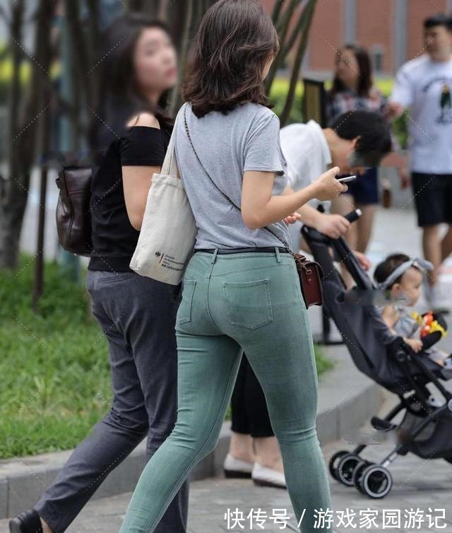 短袖 灰色简约风格短袖,搭配浅色牛仔裤,休闲简约,但不失时尚感!