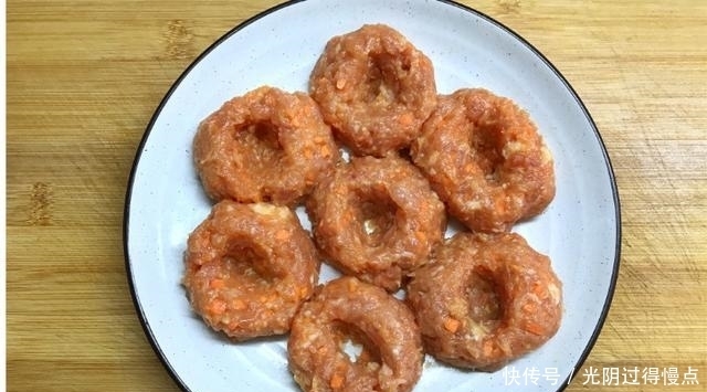 这菜操作简单，蒸一蒸就出锅，我家隔三差五吃一顿