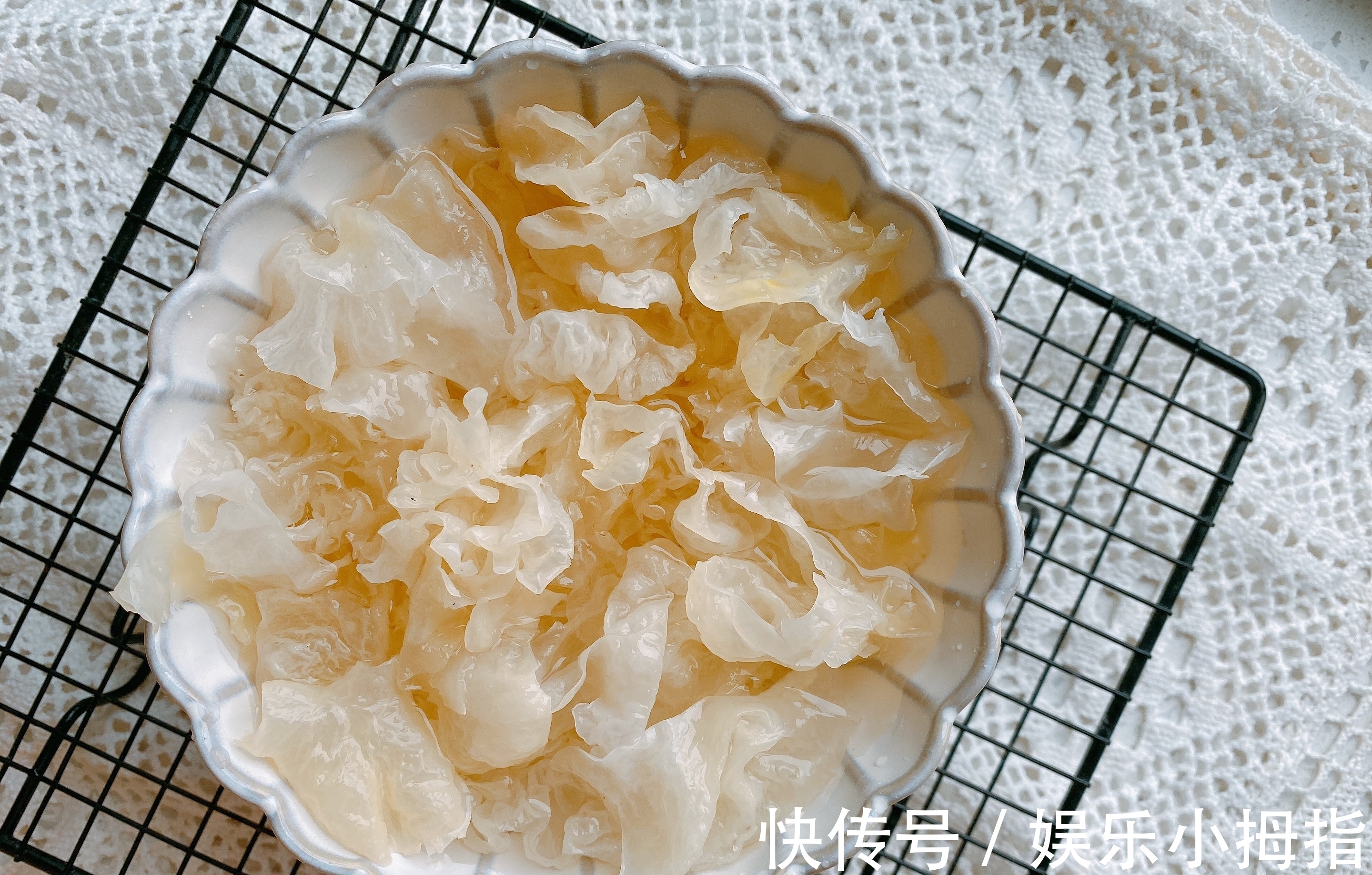 莲子芯|入秋后天气干燥，试试“4白1黄”的甜汤，止咳润肺，跟秋燥说拜拜