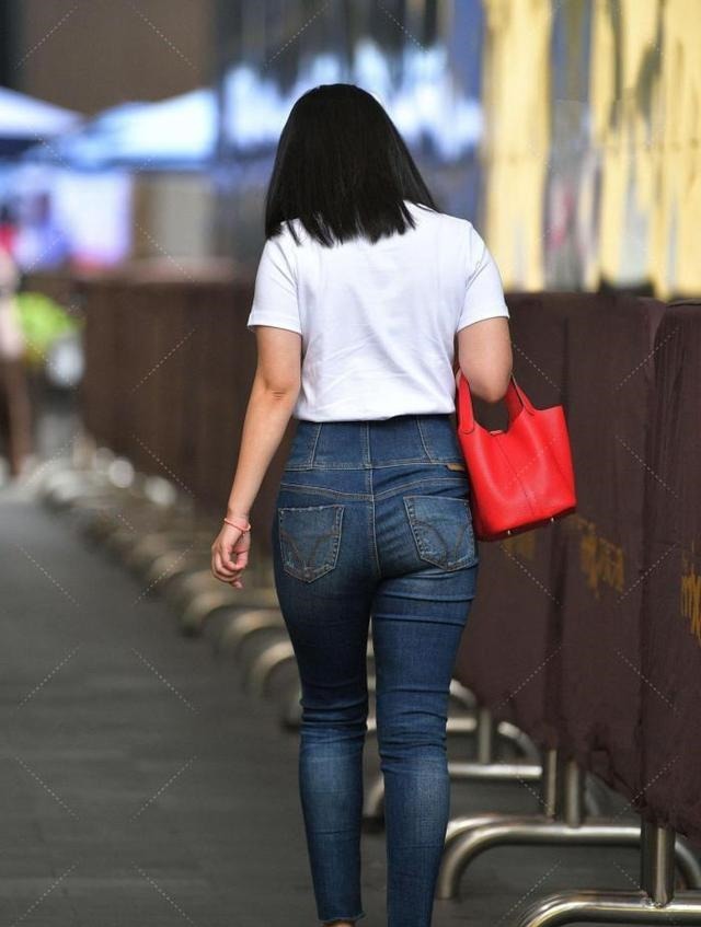 搭配 白t恤搭配牛仔裤,简洁大气,配上红色大手包,时尚大方!