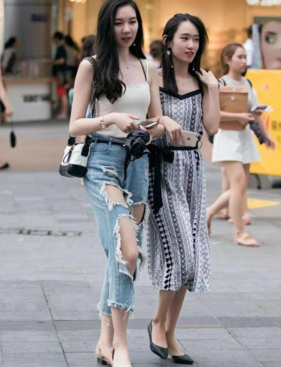 抹胸|街拍:飘逸长发的小美女,身穿黑色抹胸上衣,显得十分的优雅