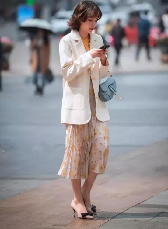 玲珑|街拍:小姐姐穿着十分的简约大气,尽显曲线玲珑的好身材