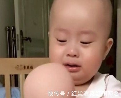娃娃|宝妈告诉儿子给他生了个弟弟,儿子看着手中的“弟弟”,反应真逗