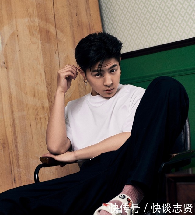 着点 马伯骞公主抱宋茜时,自觉露出“礼貌手”,低情商的学着点