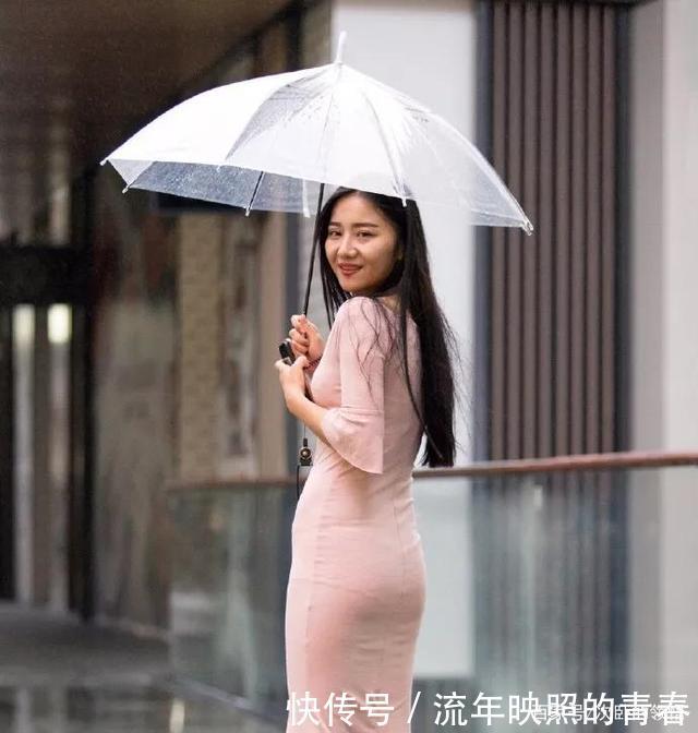 气质|小姐姐一头气质长发,穿黑色短款上衣配短裤,清新靓丽又性感