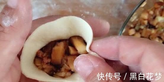 香菇|这个诀窍告诉你，蒸出来的包子又软又好吃，小孩子吃的好开心