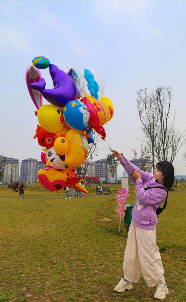 峨秀湖还山小镇：天蓝草碧春意浓 踏春郊游正当时