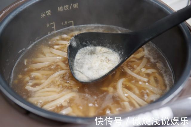 猪皮冻|做猪皮冻,记住“1揉1刮2泡”,皮冻透亮弹牙,味道正成功率高