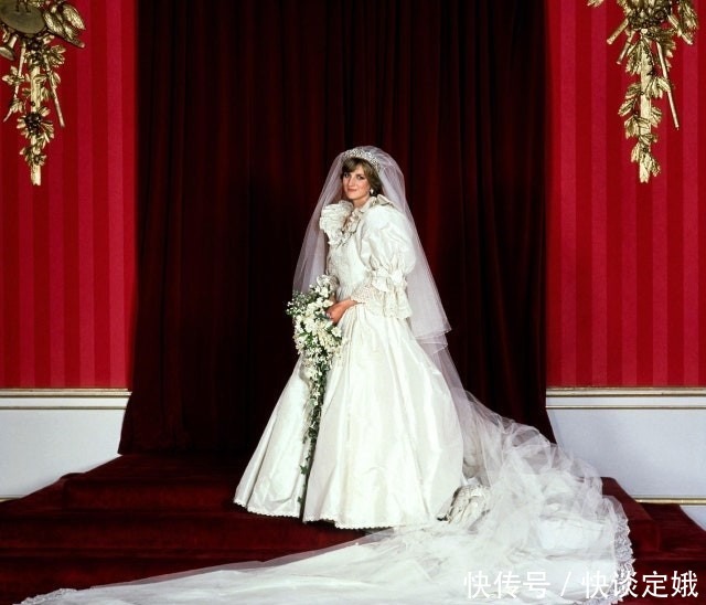 查尔斯|戴安娜的婚鞋:镶着132颗珍珠和542颗亮片,也藏了她的秘密