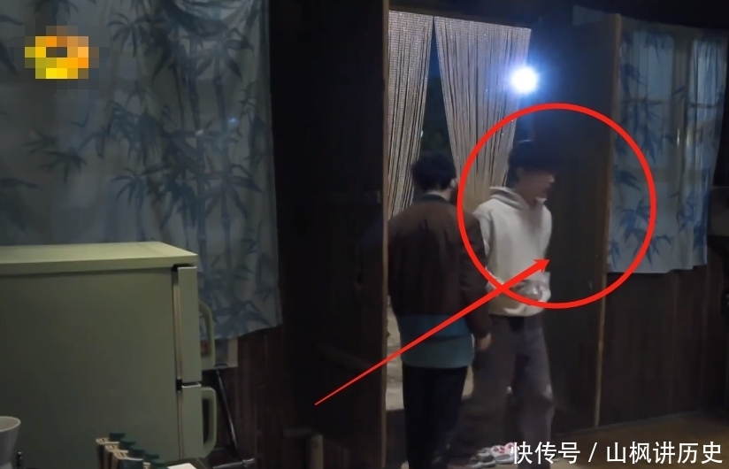 张艺兴 张艺兴做错菜自责压力太大,黄磊及时救场,师父的安慰却很暖心