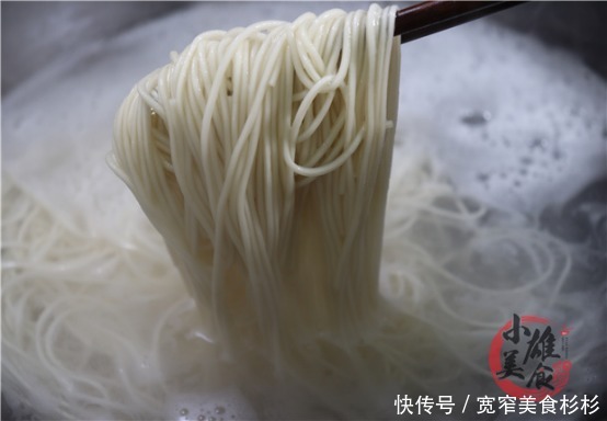 面条这样做太香了,爽滑又筋道,我家一周吃7次,一次一盘不够吃
