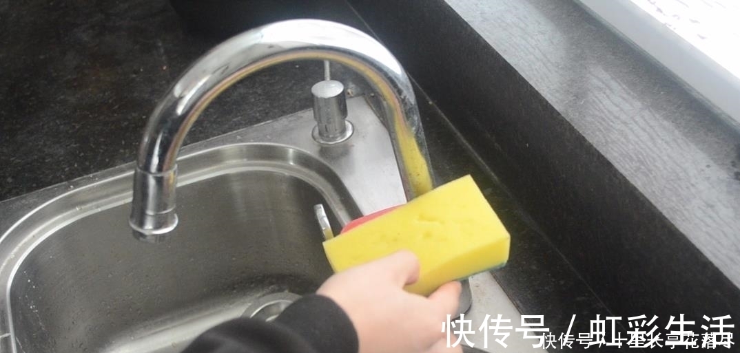 桶装水上的塑料提手别扔了,留在家里有大用处,看完去试试