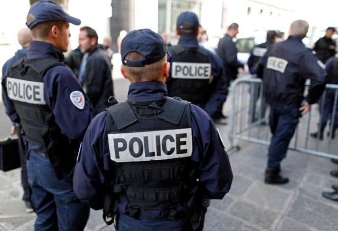 臆想|法国里昂一男子街头持30公分长刀 臆想有人命他去杀人