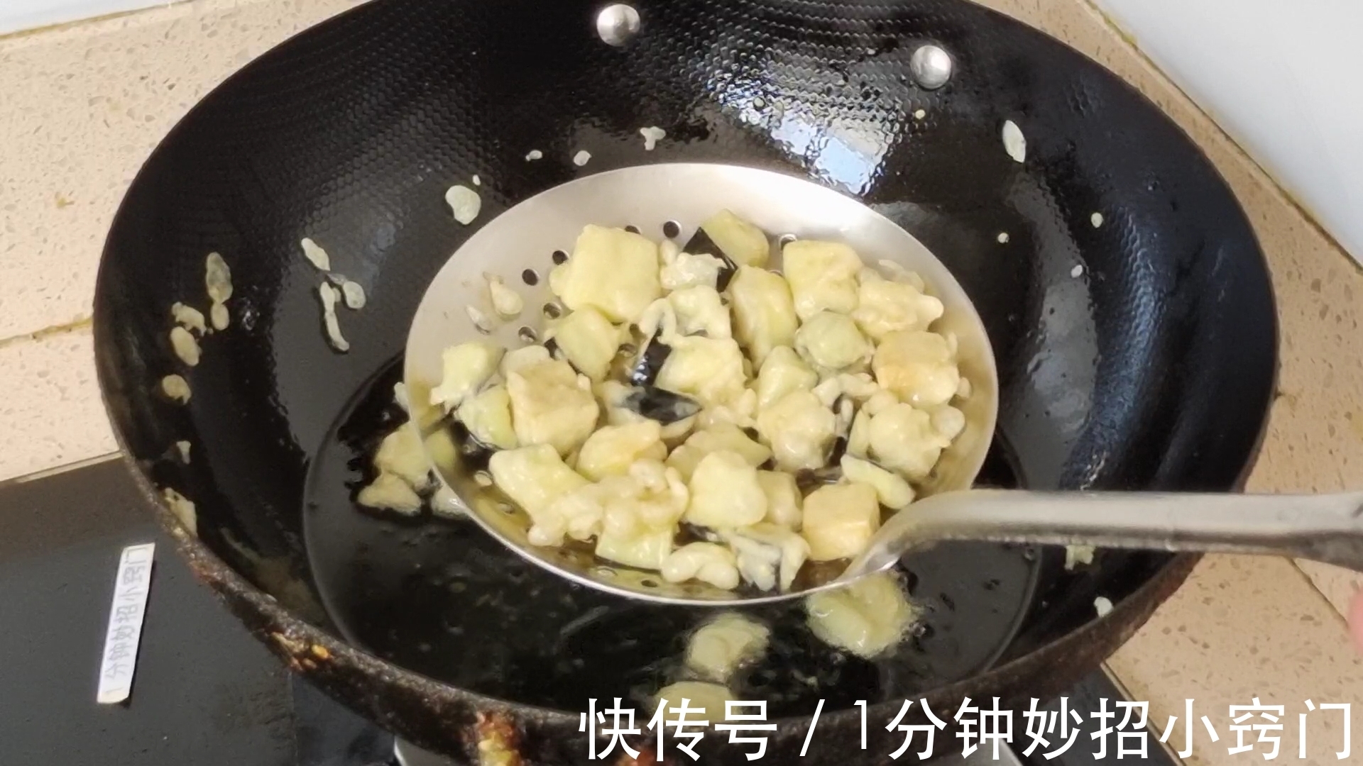 鸡蛋|把茄子切成丁，淋上2个鸡蛋，我家一周吃5次，又香又下饭