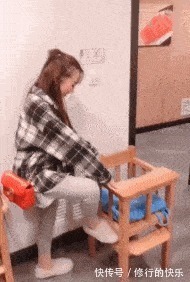 |搞笑GIF段子:“小李啊,你看人家那谁在北京买房了