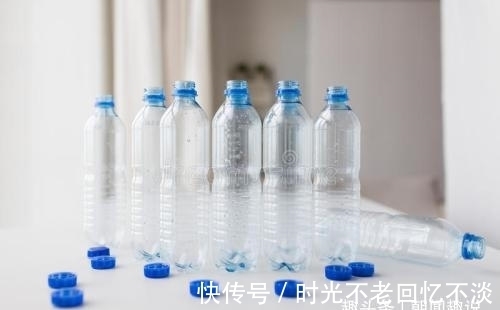 瓶子|男子把两个八爪鱼塞进瓶子里,煮了50分钟,然后切开!