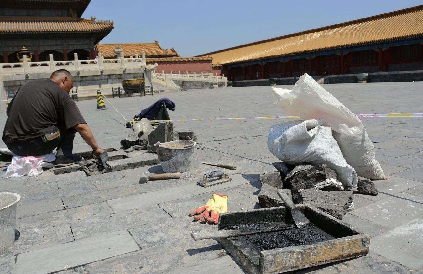 故宫的地砖裂缝了,打开后发现1个天大的秘密,专家:朱棣真狠