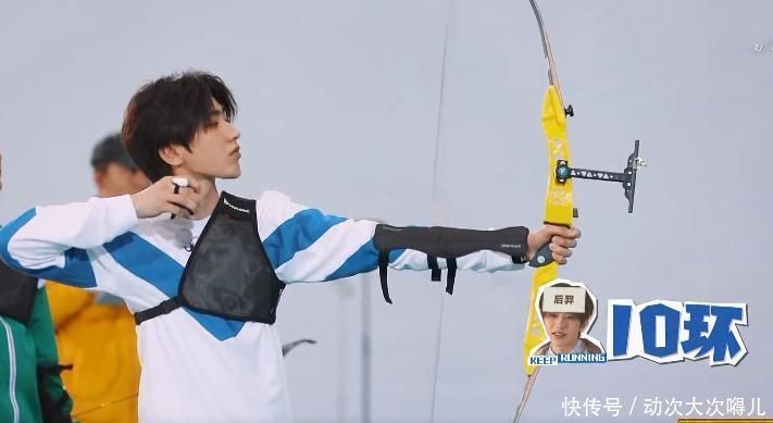 蔡徐坤射出首个移动靶10环,baby反应亮了,素质不是装出来的