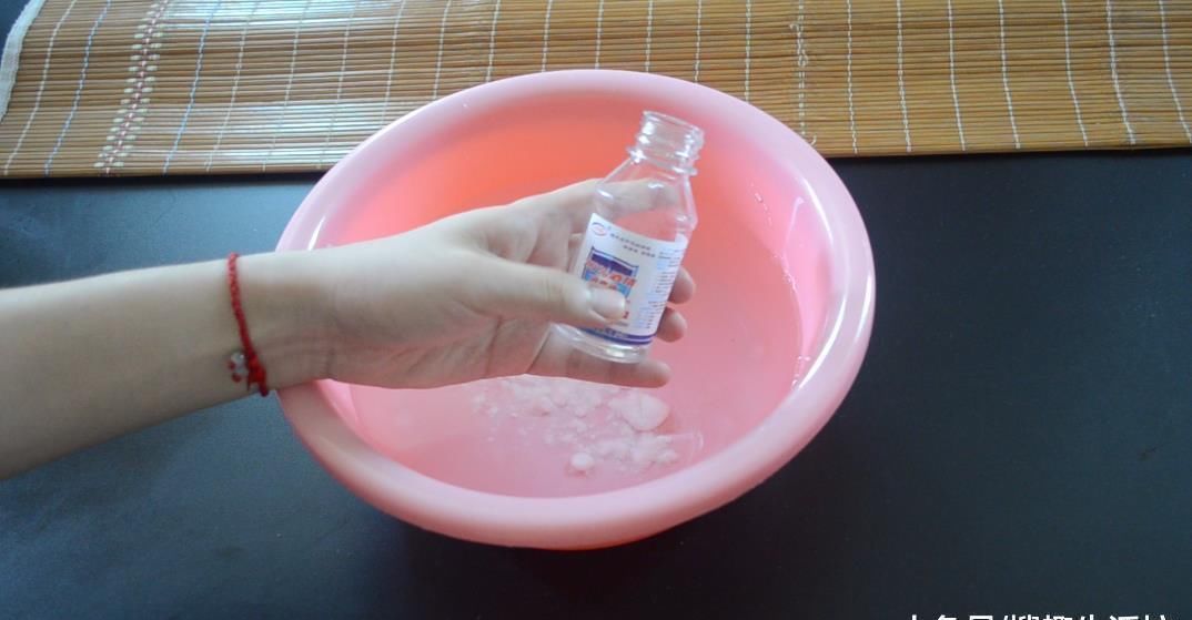 冲洗|凉席脏了别再用水冲洗了, 教你5分钟清洗凉席, 洗的干净还能除螨