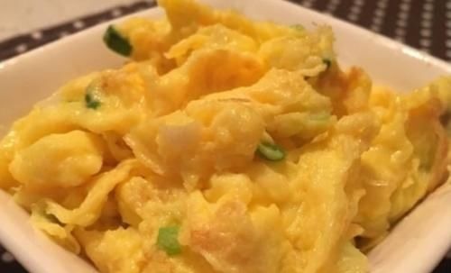 炒鸡蛋时，不要直接下油锅炒，加一点它，鸡蛋更加香嫩松软！