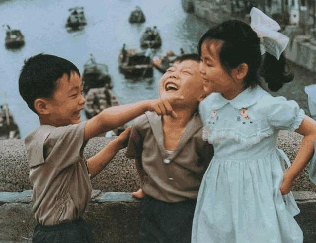 孩子|十张讽刺插图,揭示孩子现代童年和过去童年区别,家长看完会沉默