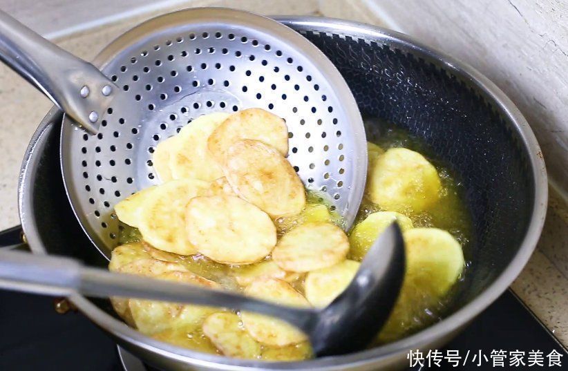 土豆片|土豆这样做实在太好吃了，招待客人做一盘，比大鱼大肉受欢迎
