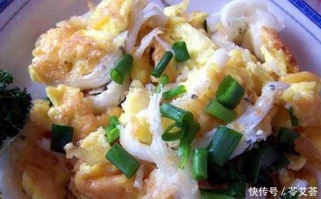 农村小哥在江边野钓，竟钓到“透明”的鱼，不料煮后变色了