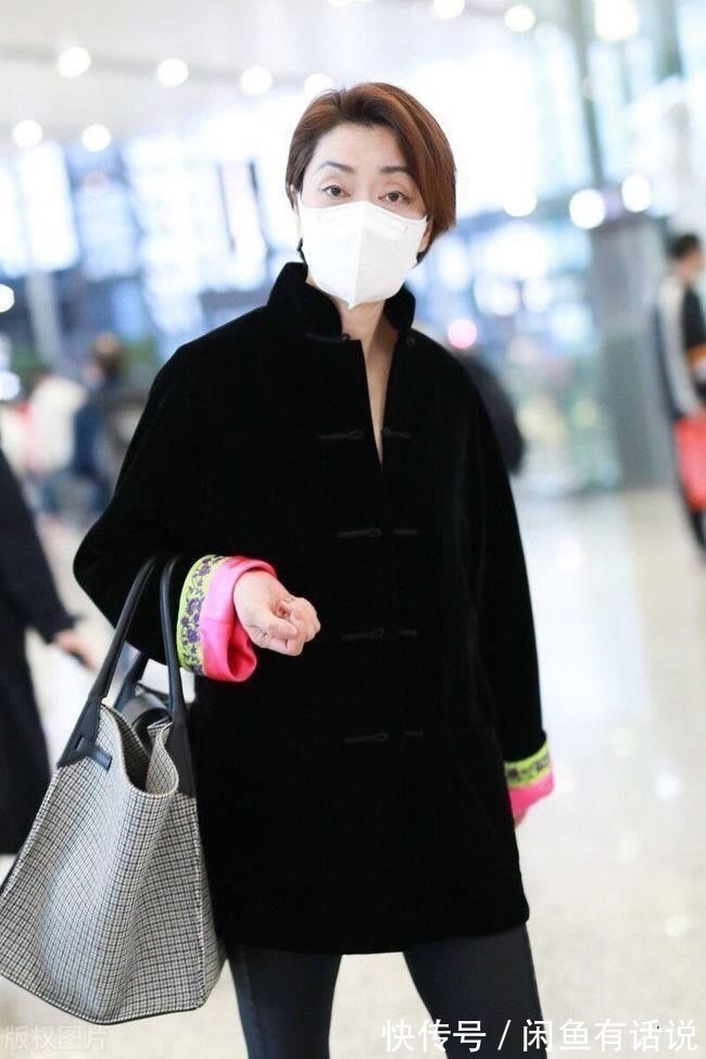 黑色 毛阿敏越老越潮,穿一身黑还扎个小揪揪,瘦成“麻杆”也有大姐范