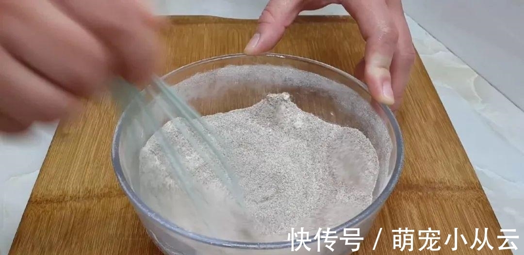 面粉这做法太香了,开水一烫,焦脆又空心,比油饼鸡蛋饼好吃几十倍