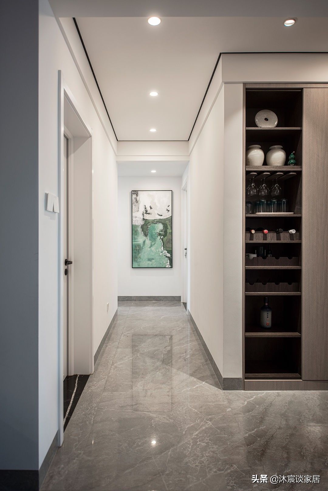 过道|灰色地砖+暗藏踢脚线，真的是好看又好打理，我下次装修也要这样