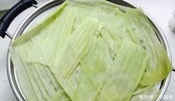  婆婆舍不得买粽叶，用“它”包粽子，我十分嫌弃，煮熟后尴尬了