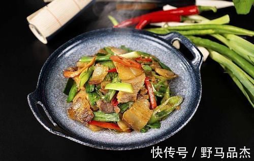 青椒炒腊肉|炒腊肉前，只会泡水是不行的，多做一步，腊肉香嫩不肥腻，还不柴