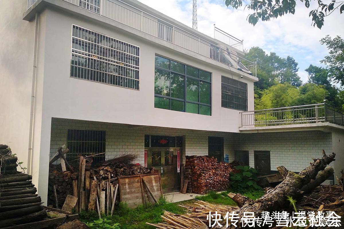 回家|山村楼房装修豪华,门前堆满柴火,2个儿子3年没回家