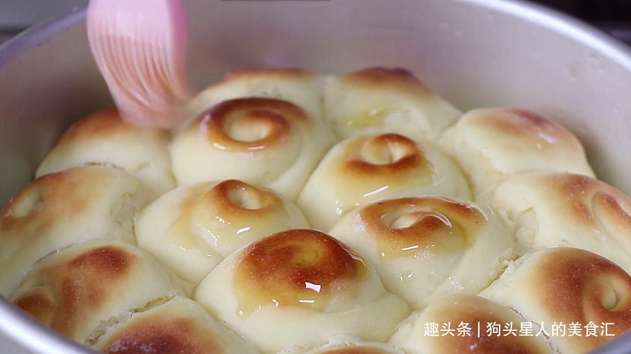 想吃面包不用出去买了，教你在家做，金黄酥脆会拉丝，柔软香甜