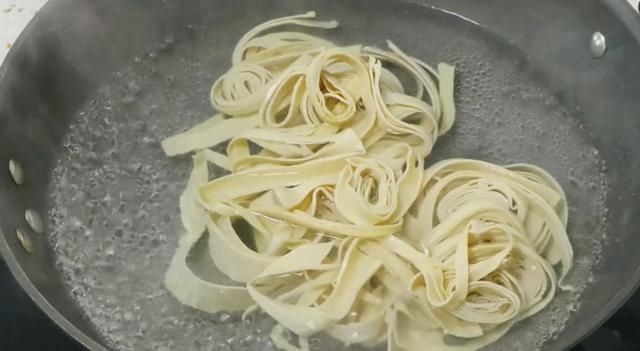 鲜香|凉拌豆皮,很多人调料第一步就做错了,跟大厨这样做,软嫩又鲜香