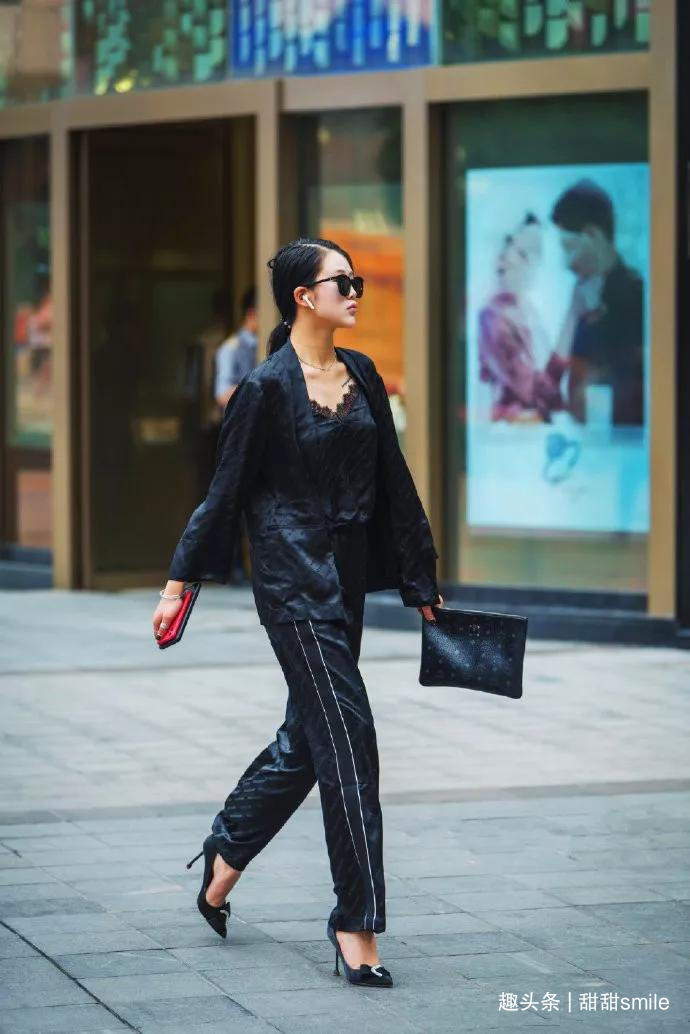 美女脚上搭配一双高跟鞋非常的亮眼，凸显个性独特的风格