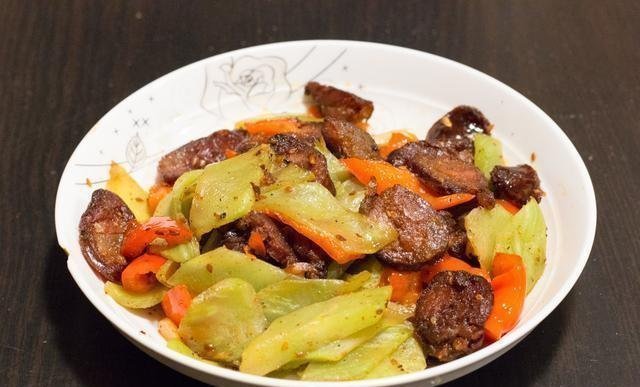 周末亲戚来家里吃饭，弟媳下厨做了11道菜，大伙吃了一锅米饭