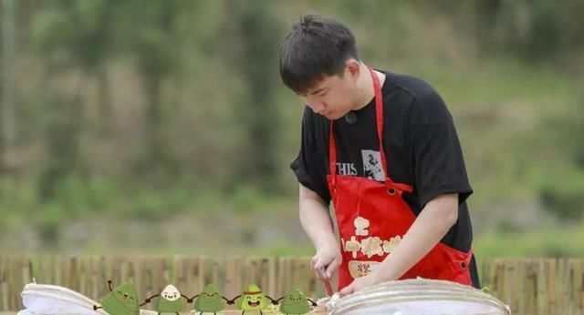 同吃黄磊的饭大华两季没长肉，彭彭一季就吃成球，终于找到原因了